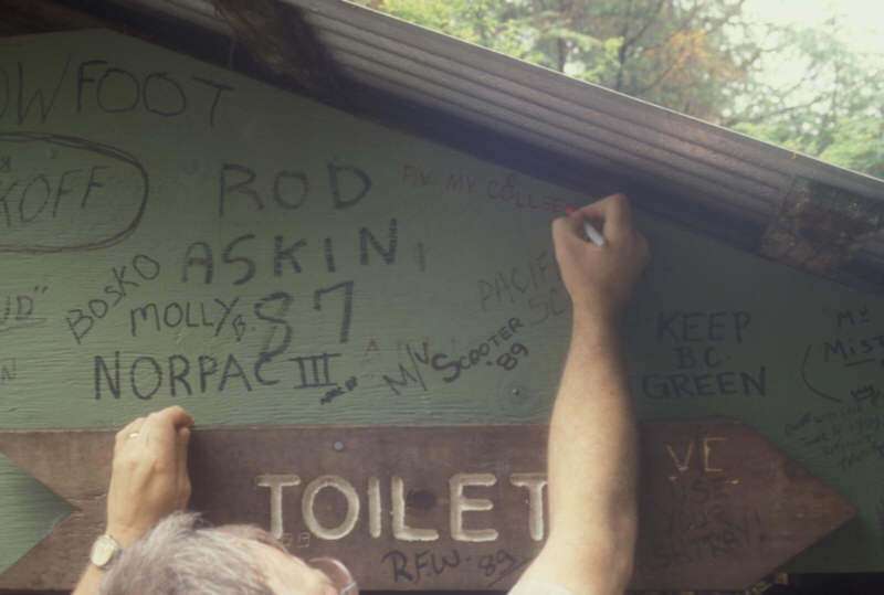ak-04-21 Les signs the wall, f/v My Colleen